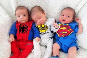 Từng bị kết luận vô sinh, cặp vợ chồng bất ngờ sinh 3 em bé giống hệt nhau