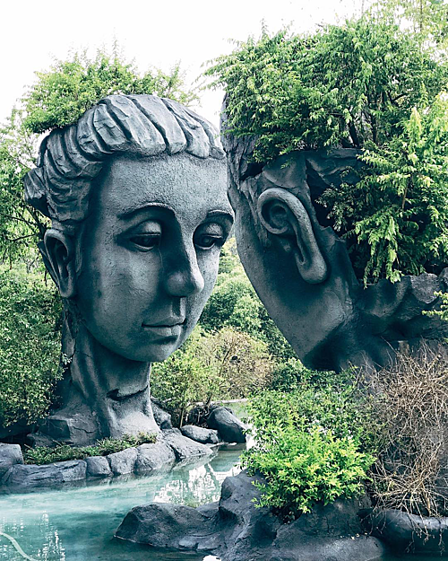 Đặc biệt, giữa hồ có hai bức tượng khổng lồ mô phỏng gương mặt một nam một nữ hướng vào nhau, làm người ta liên tưởng tới chuyện tình chàng Klang và nàng HBiang huyền thoại của mảnh đất cao nguyên. Ảnh: titt.b